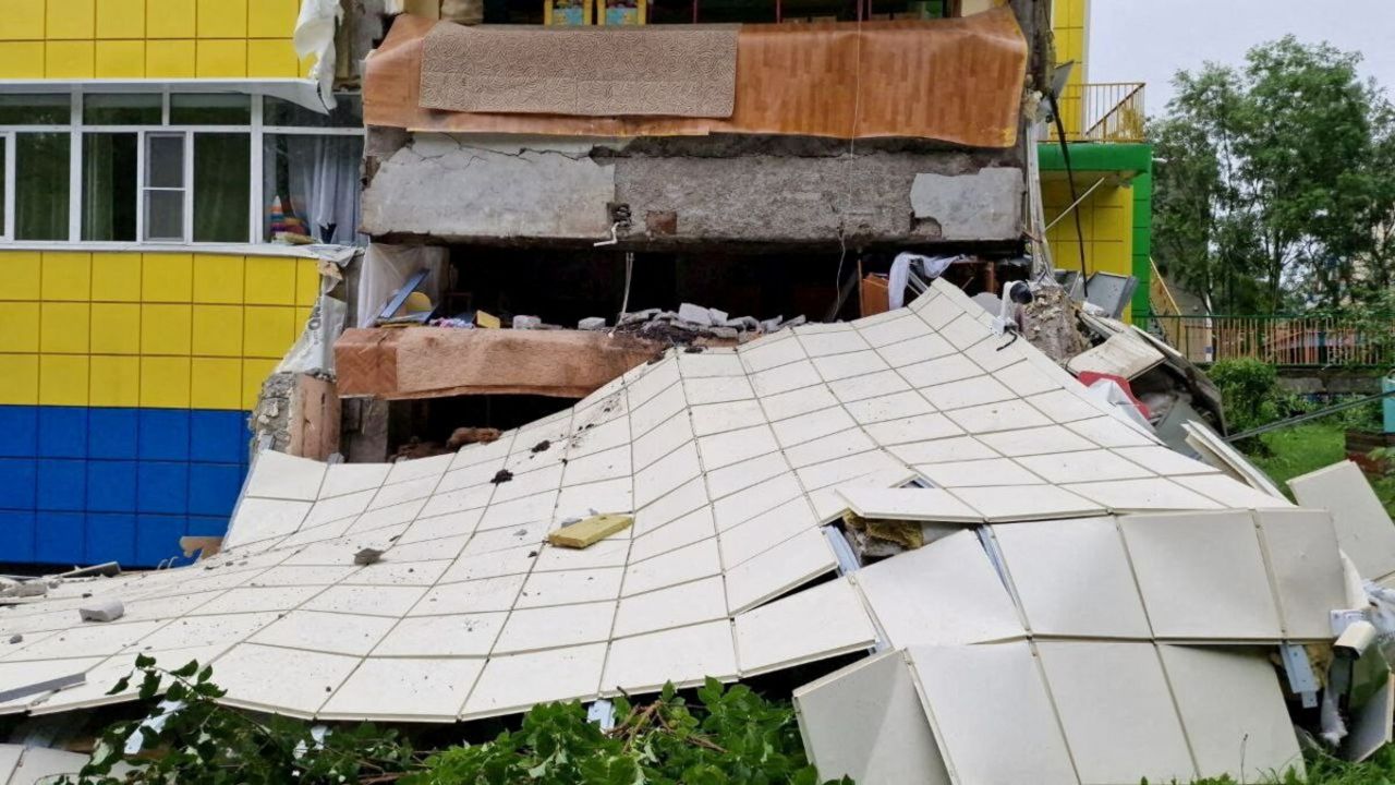 ভূমিকম্পে রাশিয়ার কামচাটকা অঞ্চলের প্রধান শহর পেত্রোপাভলোভস্ক-কামচাটস্কিতে একটি কিন্ডারগার্টেন ক্ষতিগ্রস্ত হয়েছে। ছবি- রয়টার্স