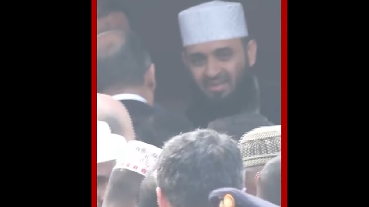 খালেদা জিয়ার কফিন কাঁধে তুলে নিলেন আজহারী। ভিডিও থেকে নেওয়া