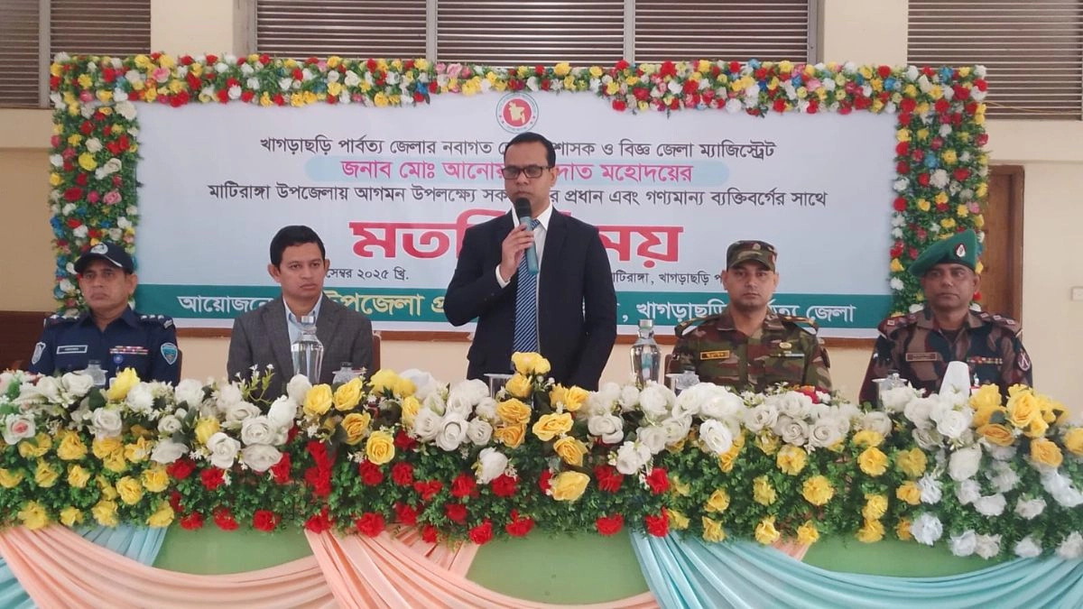 বক্তব্য দেন খাগড়াছড়ির নবাগত জেলা প্রশাসক ও জেলা ম্যাজিস্ট্রেট মো. আনোয়ার সাদাত। ছবি- রূপালী বাংলাদেশ