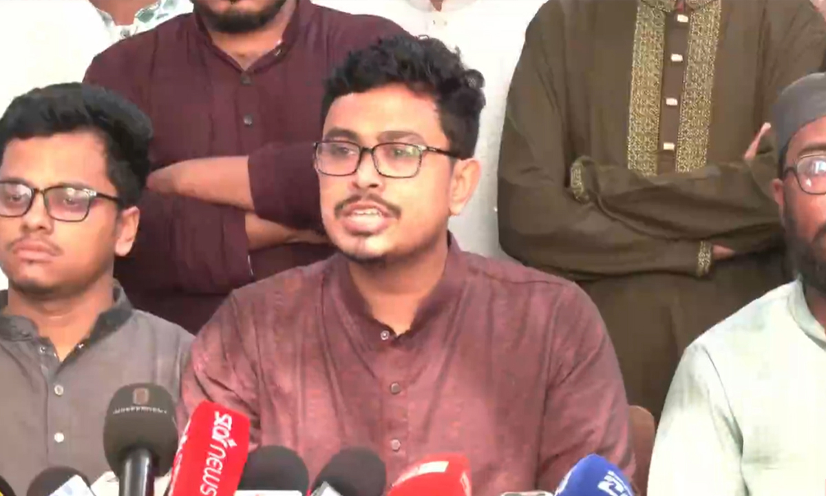 কথা বলেন ভিপি প্রার্থী সাদিক কায়েম। ছবি- সংগৃহীত