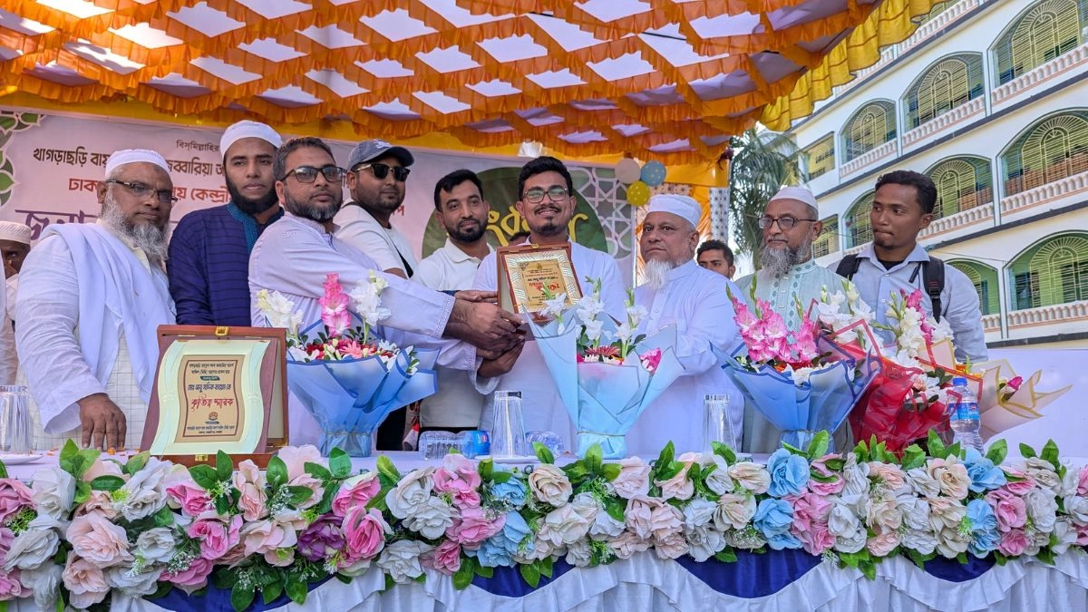 খাগড়াছড়িতে ভিপি সাদিক কায়েমকে ক্রেস্ট তুলে দেন অতিথিরা। ছবি- রূপালী বাংলাদেশ