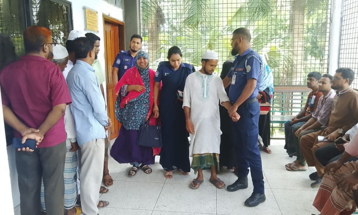 যাবজ্জীবন কারাদণ্ডপ্রাপ্তদের মধ্যে উপস্থিত থাকা সাফায়েত শরীফ ও হেপী বেগমকে কারাগারে নেওয়া হয়। ছবি- রূপালী বাংলাদেশ