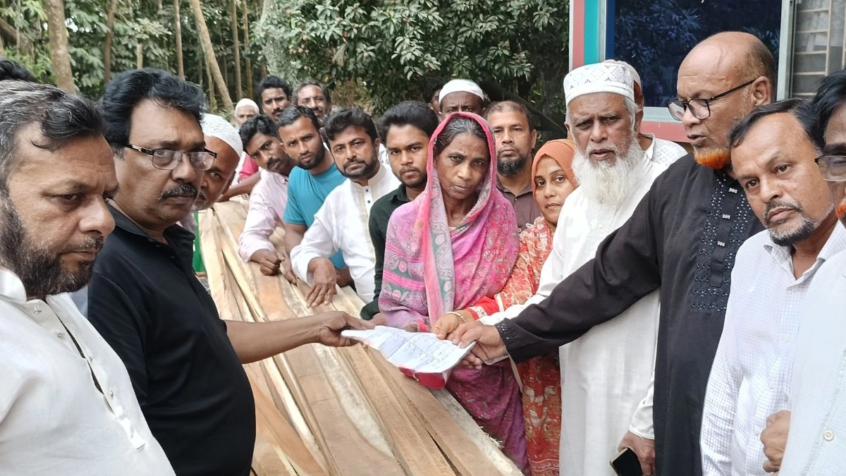 অগ্নিকাণ্ডে ক্ষতিগ্রস্ত নারীর পাশে প্রফেসর নুর শাহানা। ছবি : রূপালী বাংলাদেশ