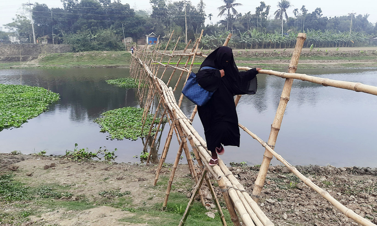 ঝুঁকি নিয়ে প্রতিদিন বাঁশের সাকো দিয়ে পার হচ্ছেন মহেশপুরের ৬ গ্রামের ২৫ হাজার মানুষ। ছবি- সংগৃহীত