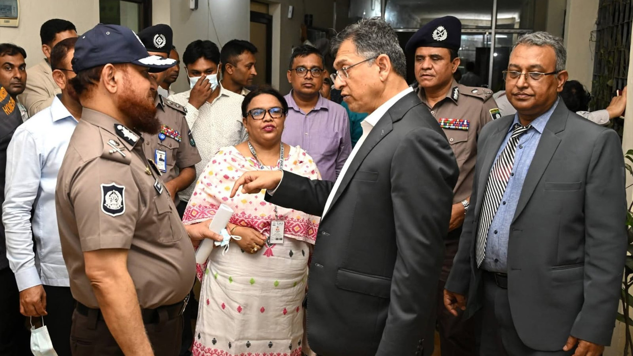 মহাখালী কেমিক্যাল ল্যাব পরিদর্শনে স্বরাষ্ট্রমন্ত্রী। ছবি : সংগৃহীত
