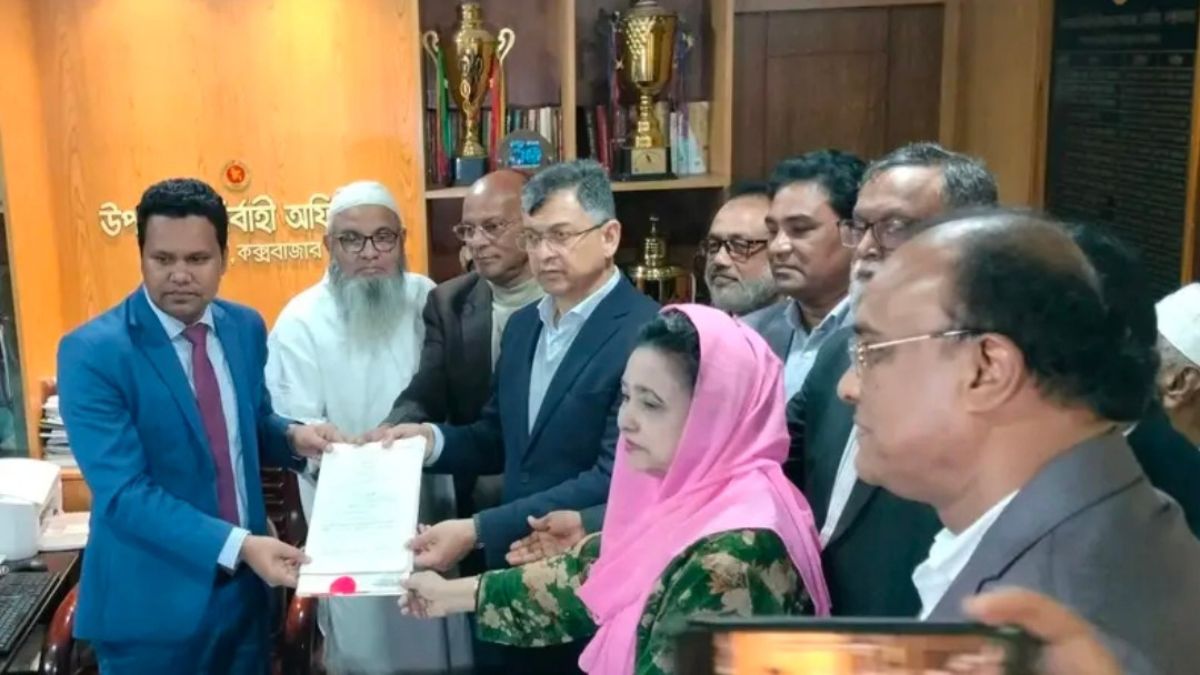 চাকরিয়া সহকারী রিটার্নিং অফিসারের কার্যালয়ে উপস্থিত হয়ে মনোনয়নপত্র জমা দেন বিএনপির স্থায়ী কমিটির সদস্য সালাহউদ্দিন আহমদ। ছবি- রূপালী বাংলাদেশ