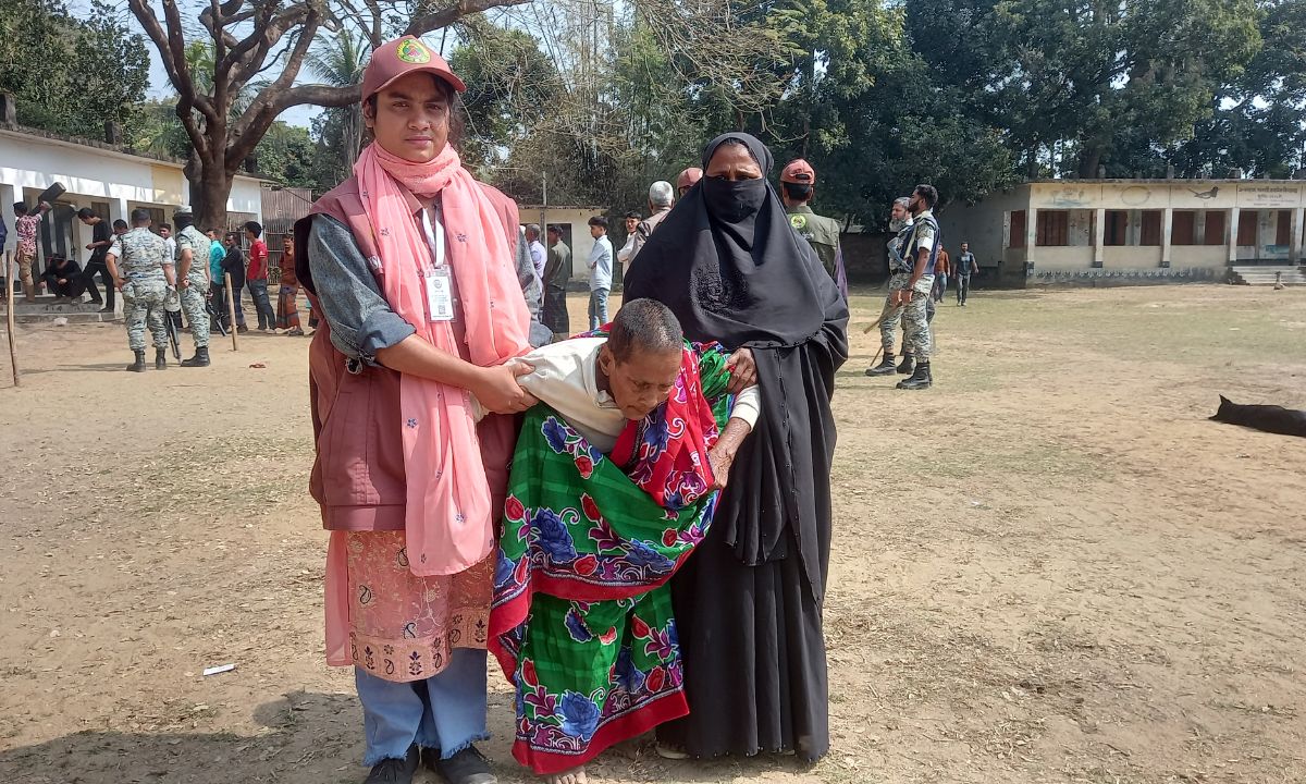 ৮৫ বছর বয়সি সালমা বেগম ভোটকেন্দ্রে। ছবি : রূপালী বাংলাদেশ