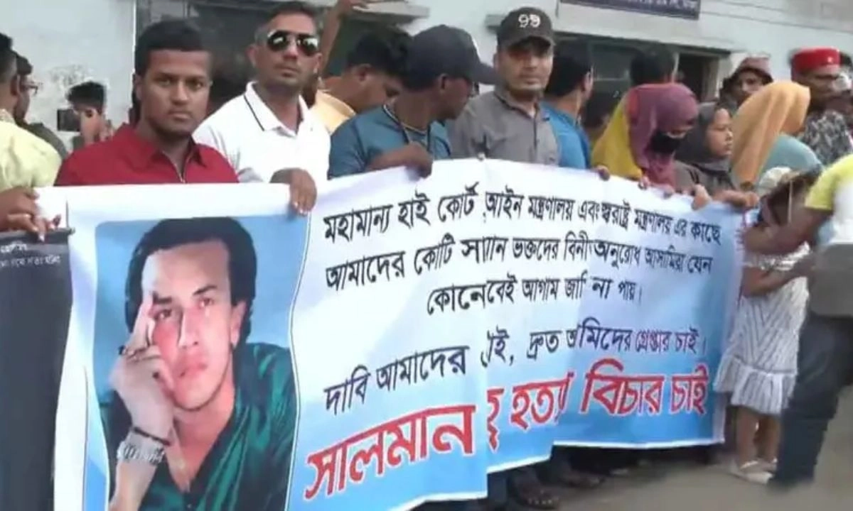 জাতীয় প্রেস ক্লাবের সামনে সালমান শাহ ভক্তদের মানববন্ধন