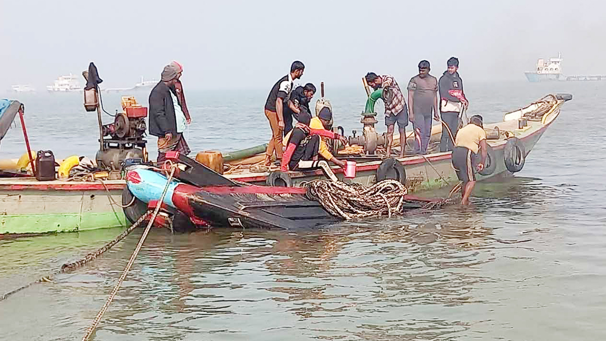 ডুবে যাওয়া ট্রলার উদ্ধারে অভিযান। ছবি: রূপালী বাংলাদেশ
