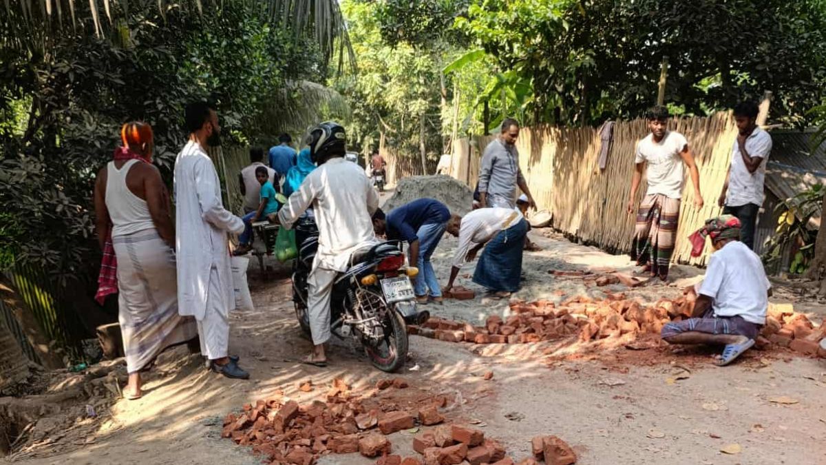 ফরিদপুরের সালথায় জামায়াতের নেতাকর্মীদের রাস্তা মেরামত। ছবি- রূপালী বাংলাদেশ
