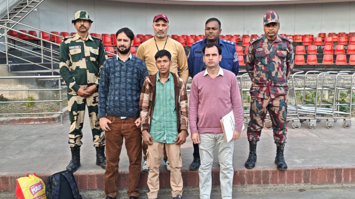 ফেরত আসা যুবক শামিম হোসেন মাঝখানে। ছবি- রূপালী বাংলাদেশ