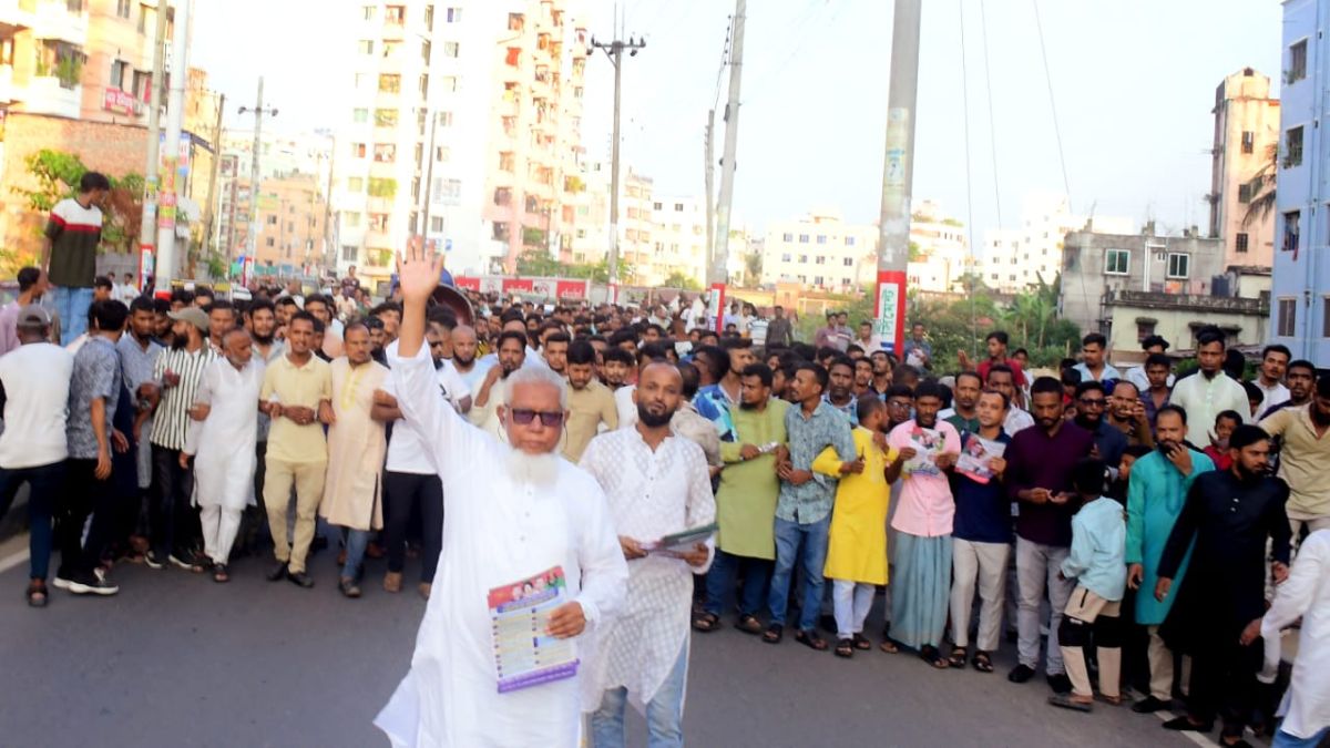 গণসংযোগে বিএনপির কেন্দ্রীয় নির্বাহী কমিটির সদস্য আলহাজ্ব মো. শামসুল আলম। ছবি- রূপালী বাংলাদেশ