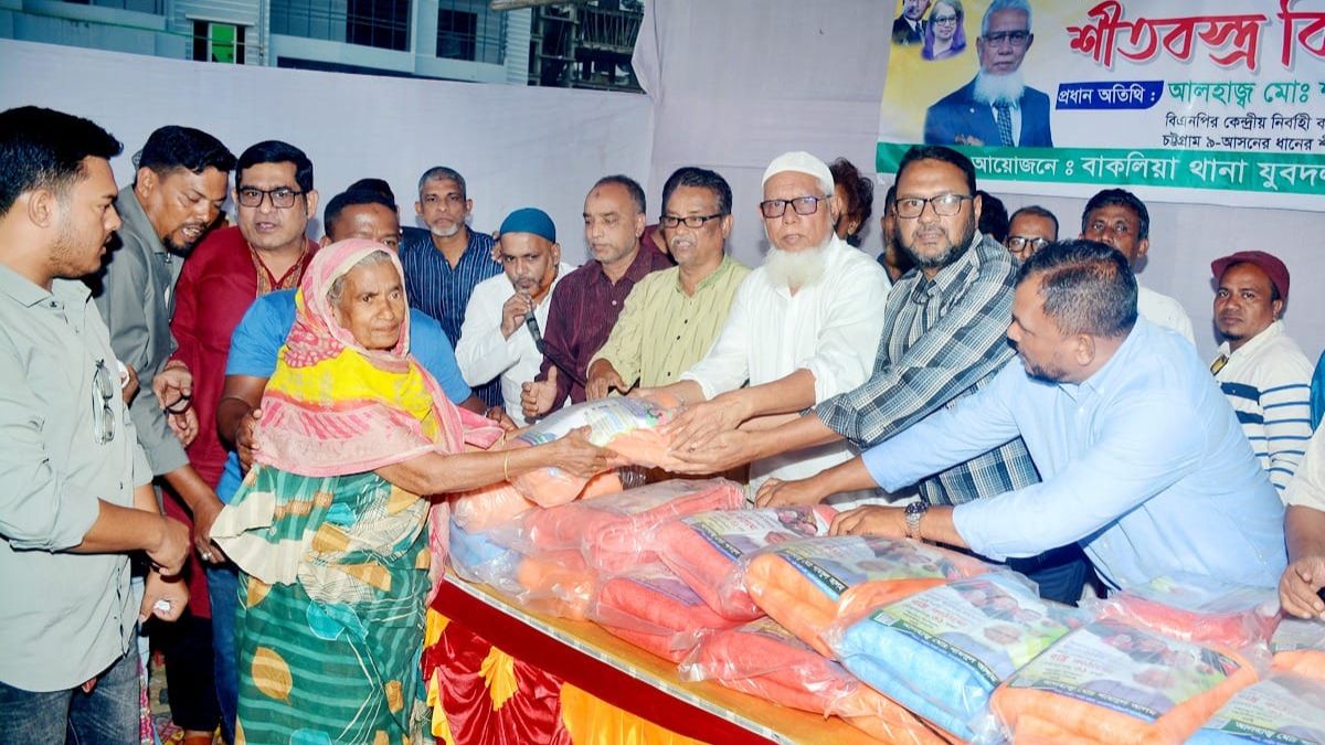 শীতবস্ত্র বিতরণে আলহাজ্ব মো. শামসুল আলম। ছবি- রূপালী বাংলাদেশ