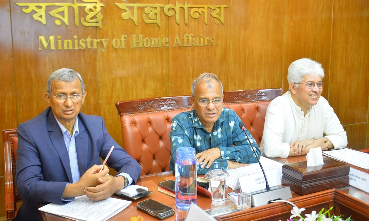 সচিবালয়ে স্বরাষ্ট্র মন্ত্রণালয়ের সম্মেলন কক্ষে কথা বলেন স্বরাষ্ট্র উপদেষ্টা লেফটেন্যান্ট জেনারেল (অব.) জাহাঙ্গীর আলম চৌধুরী।     ছবি- সংগৃহীত