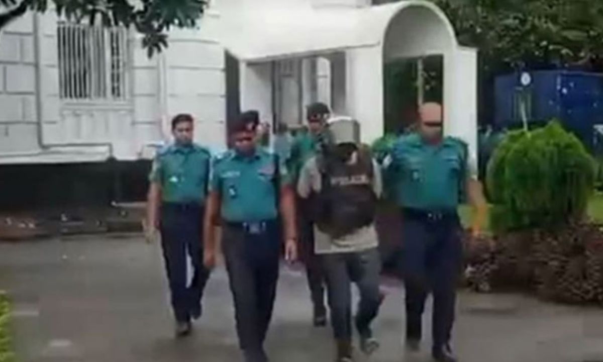 স্টেনোগ্রাফার এ কে এম শহীদুজ্জামানকে আদালয়ে নেওয়া হয়। ছবি- রূপালী বাংলাদেশ