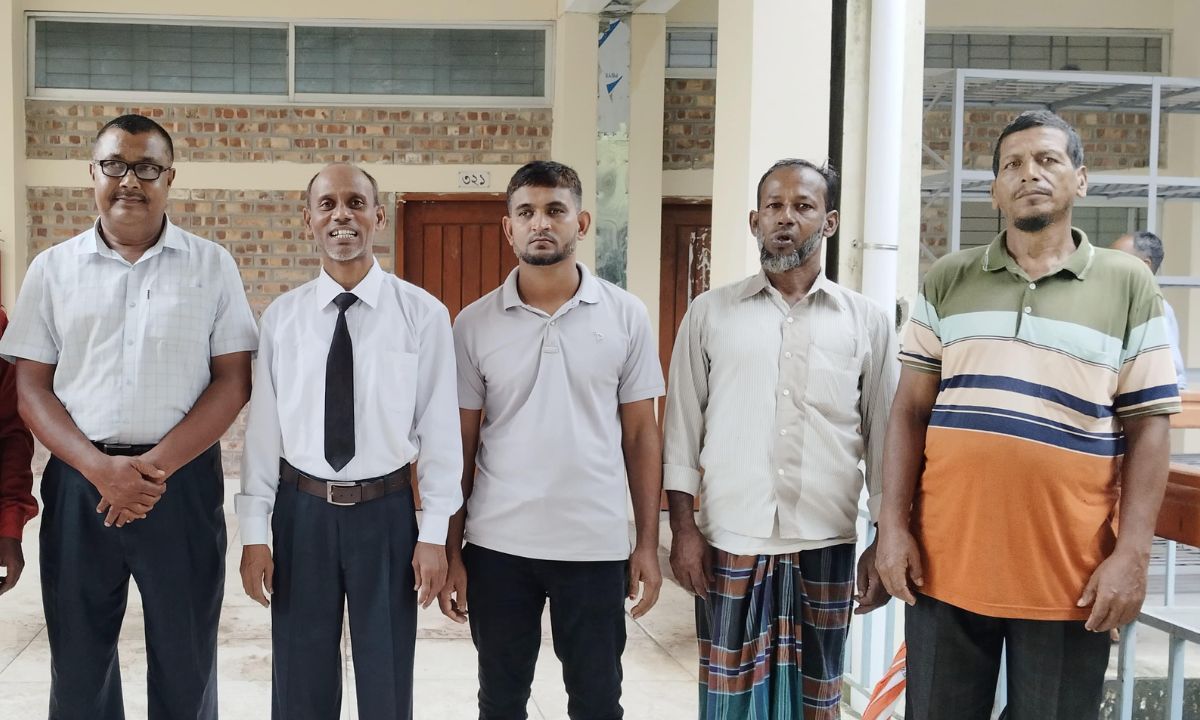 মামলায় খালাস পাওয়া ৬ ব্যক্তি। ছবি- রূপালী বাংলাদেশ