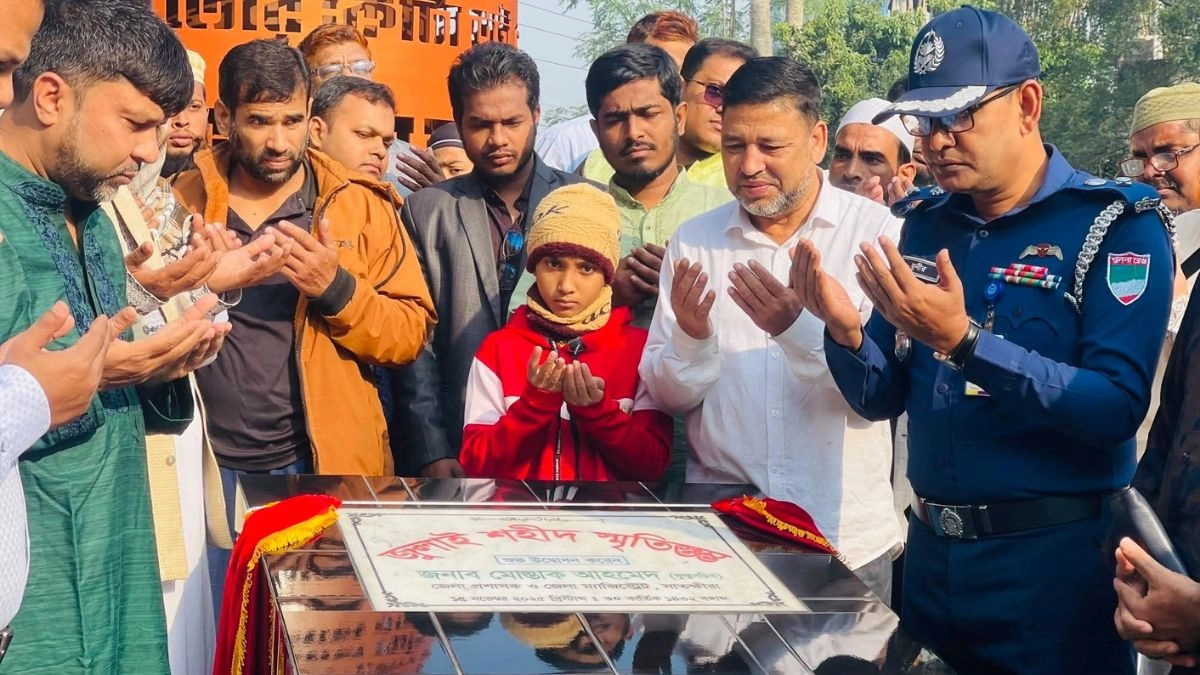 সাতক্ষীরায় জুলাই শহীদ স্মৃতি স্তম্ভের উদ্বোধন করে জেলা প্রশাসক ও যুগ্ম সচিব মোস্তাক আহমেদ। ছবি- রূপালী বাংলাদেশ