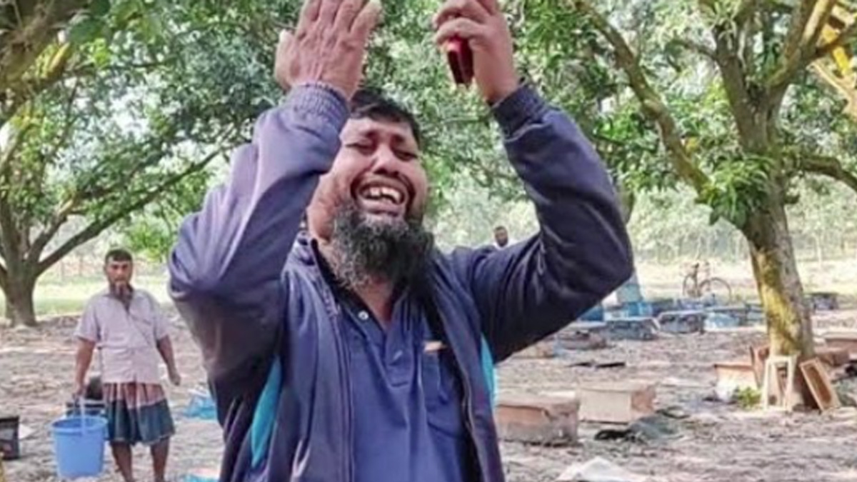 হতাশায় ভেঙে পড়েছেন ক্ষতিগ্রস্ত মৌচাষি ও উদ্যোক্তা ওসমান আলী।  ছবি- সংগৃহীত