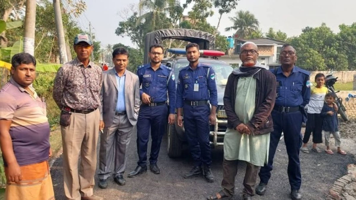 পুলিশ পাহারায় সড়কের কাজ বাস্তবায়ন করা হয় ।  ছবি- সংগৃহীত