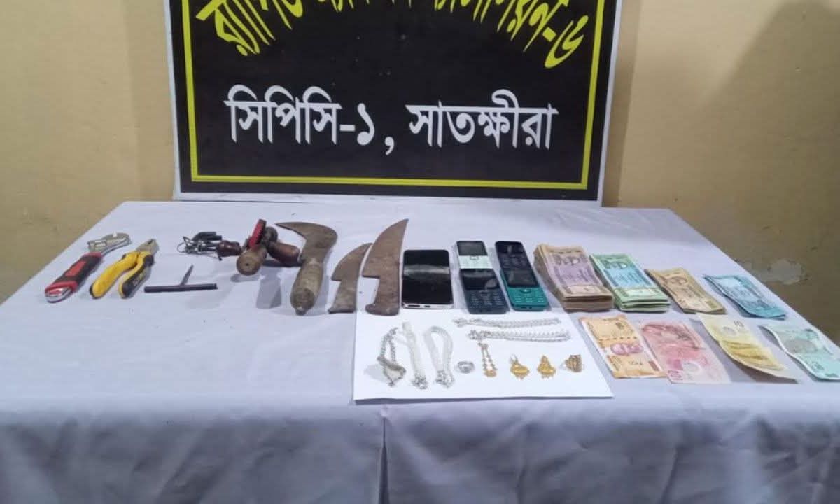 সাতক্ষীরায় তালিকাভুক্ত ১৯ মামলার আসামি অস্ত্রসহ গ্রেপ্তার