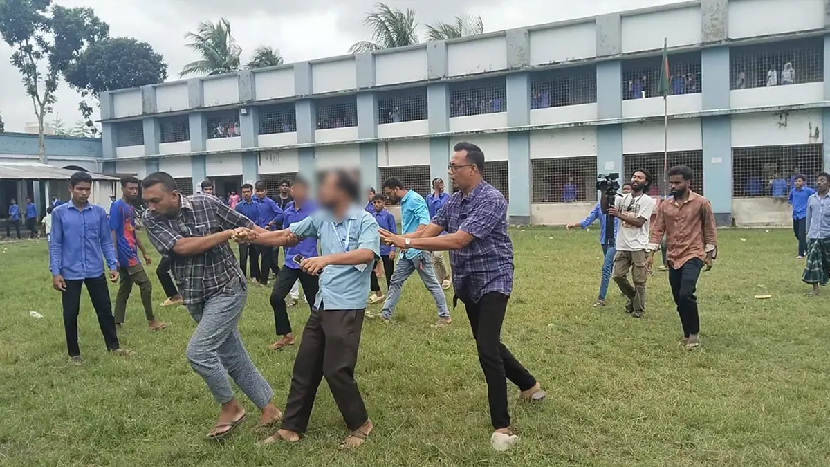 অভিযুক্ত শিক্ষক শফিকুর রহমানকে স্কুল থেকে বের করে দেয় এলাকাবাসী।   ছবি- সংগৃহীত