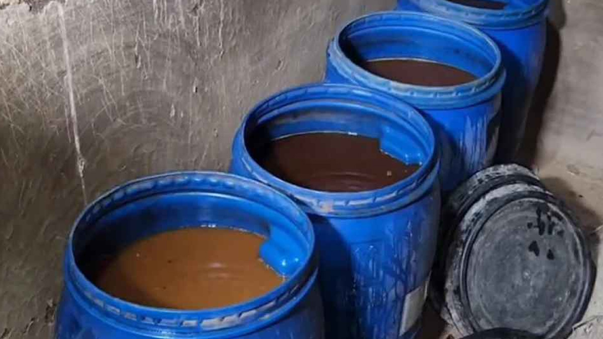 সাভারে হাঁসের খামারের আড়ালে গড়ে ওঠা একটি বাংলা মদের কারখানা। ছবি- সংগৃহীত