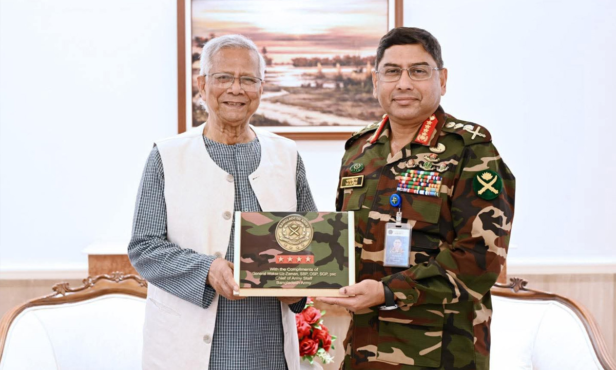 ড. মুহাম্মদ ইউনূস ও ওয়াকার-উজ-জামান। ছবি : সংগৃহীত