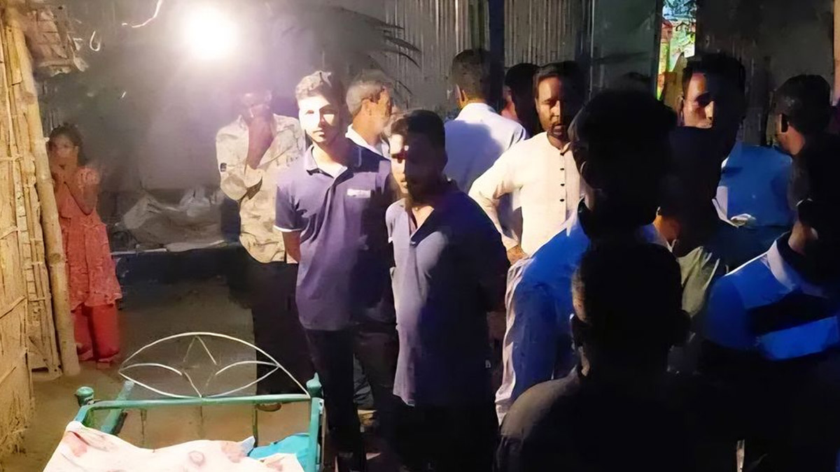 মৃতের বাড়িতে স্বজনের ভিড়।  ছবি- সংগৃহীত