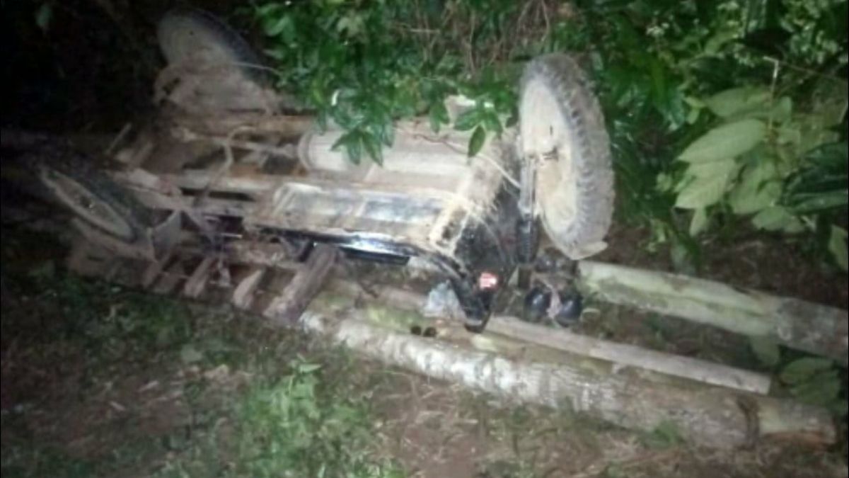 দুর্ঘটনা কবলিত ভ্যানটি খাদে। ছবি- রূপালী বাংলাদেশ