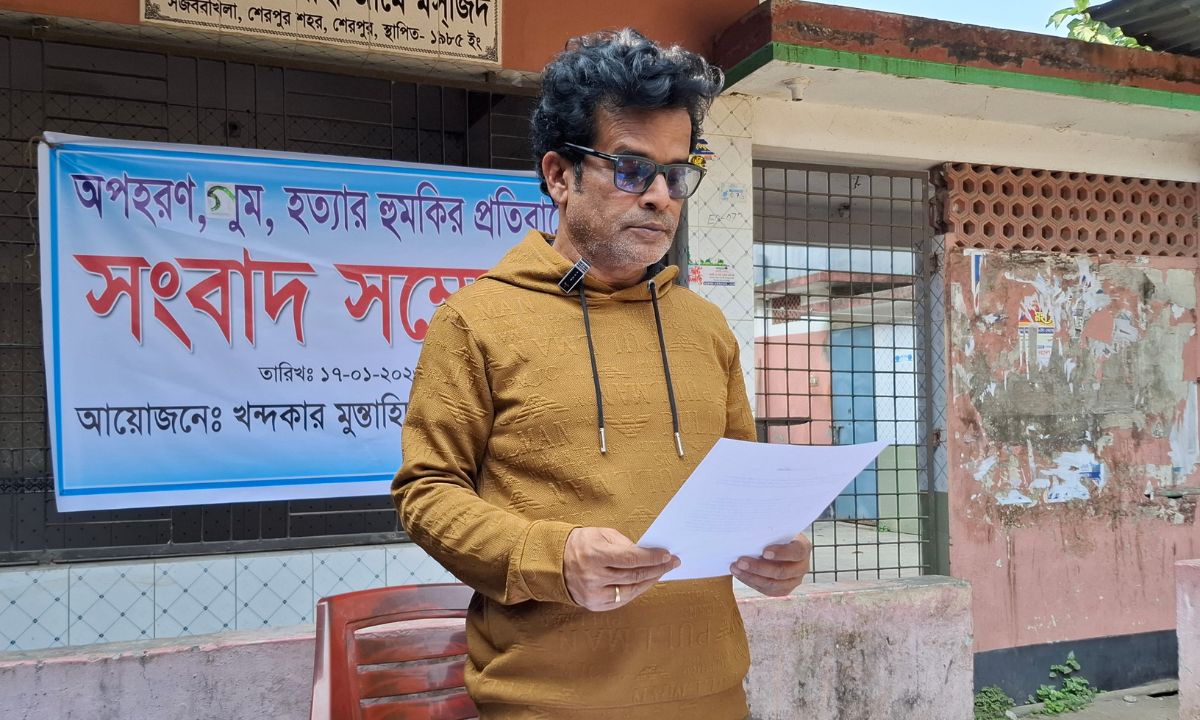 সংবাদ সম্মেলনে চলচ্চিত্র পরিচালক খন্দকার মুন্তাহিদুল আলম লিটন।