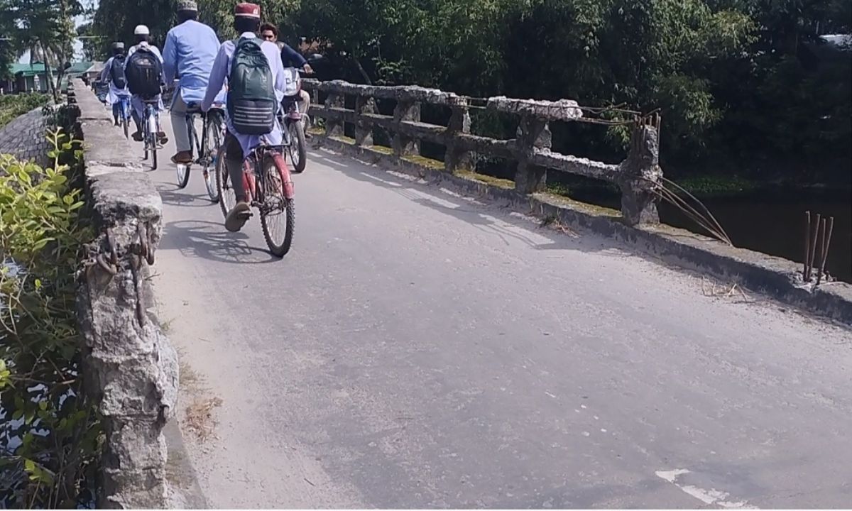 কুড়িগ্রামের ভুরুঙ্গামারীতে আরসিসি গার্ডার ও পলেস্তারা খসে পড়া সেতুটি দিয়ে ঝুঁকি নিয়ে চলাচল করছেন শিক্ষার্থীরা। ছবি- রূপালী বাংলাদেশ