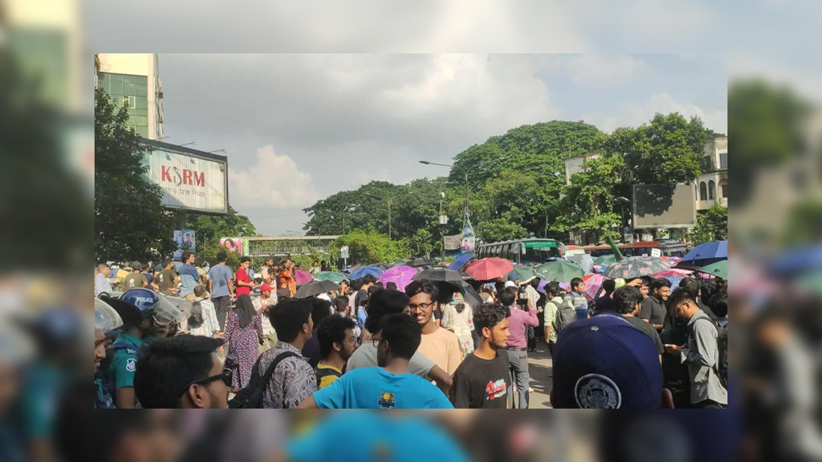 শাহবাগে বাংলাদেশ প্রকৌশল বিশ্ববিদ্যালয়ের শিক্ষার্থীদের অবরোধ। ছবি- সংগৃহীত