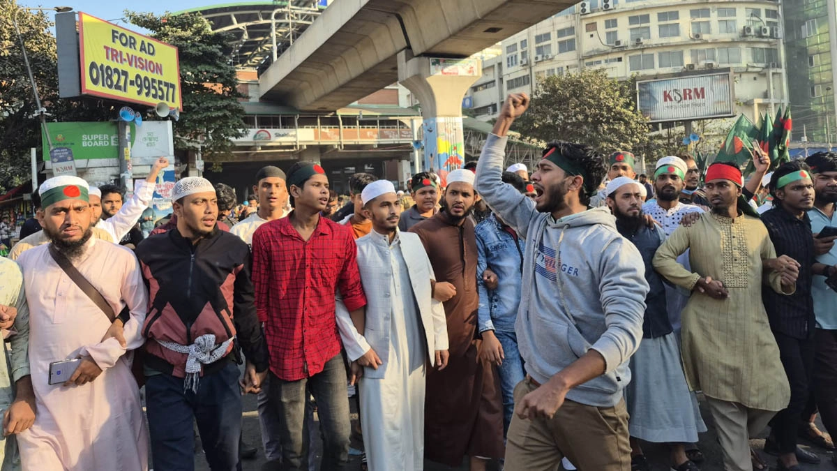 রাজধানীর শাহবাগ মোড় অবরোধ করে বিক্ষোভ করছেন ছাত্র-জনতা। ছবি- সংগৃহীত