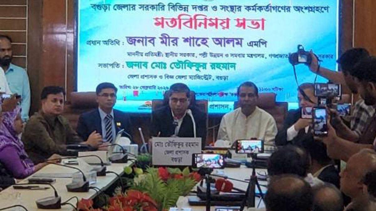 মতবিনিময় সভায় স্থানীয় সরকার, পল্লী উন্নয়ন ও সমবায় প্রতিমন্ত্রী এবং বগুড়া-২ আসনের সংসদ সদস্য মীর শাহে আলম। ছবি : রূপালী বাংলাদেশ