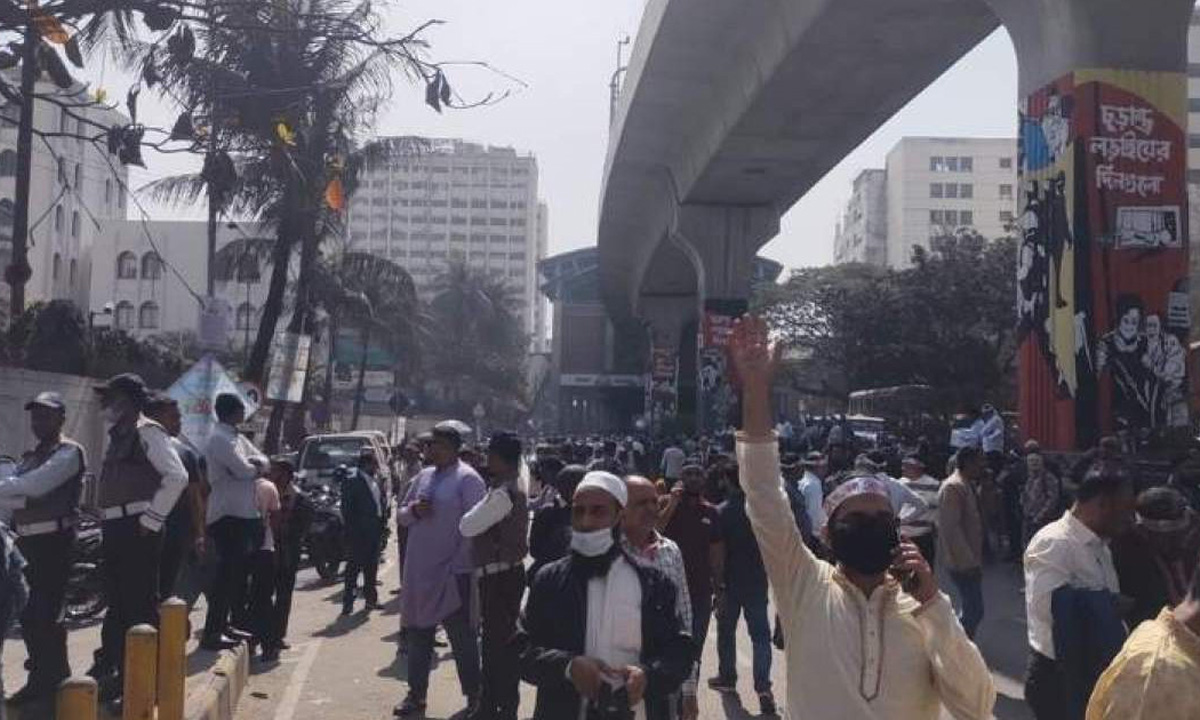 শাহবাগ-ফার্মগেট সড়কে আন্দোলনকারীদের অবস্থান। ছবি : সংগৃহীত