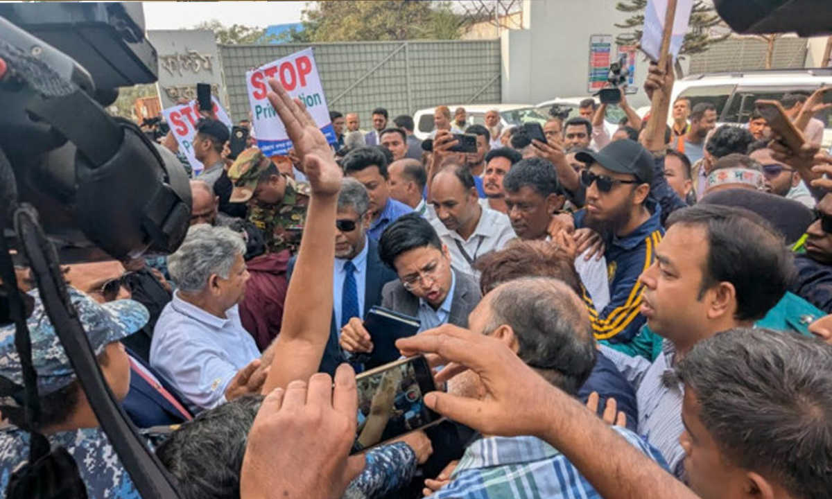 নৌপরিবহন উপদেষ্টাকে আটক করে শ্রমিকদের বিক্ষোভ। ছবি : সংগৃহীত