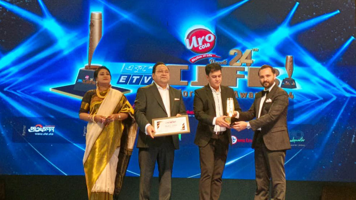 চলতি বছরের ১৭ অক্টোবর বাংলাদেশ-চীন মৈত্রী সম্মেলন কেন্দ্রে অনুষ্ঠিত ২৪তম সিজেএফবি পারফরম্যান্স অ্যাওয়ার্ডস নেন শাকিল খান। ছবি- সংগৃহীত