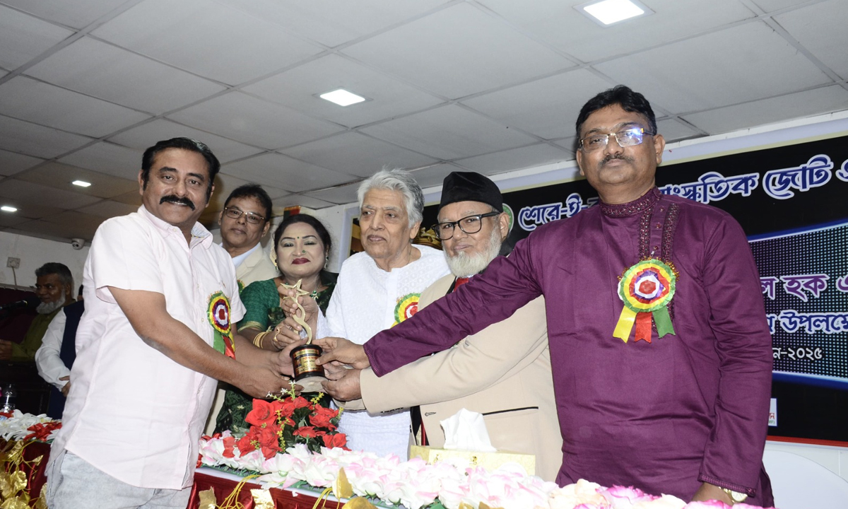 শামীম জামানের হাতে পুরস্কার তুলে দেন শেরে বাংলা এ কে ফজলুল হকের দৌহিত্র সৈয়দ মার্গুব মোর্শেদ। ছবি- রূপালী বাংলাদেশ