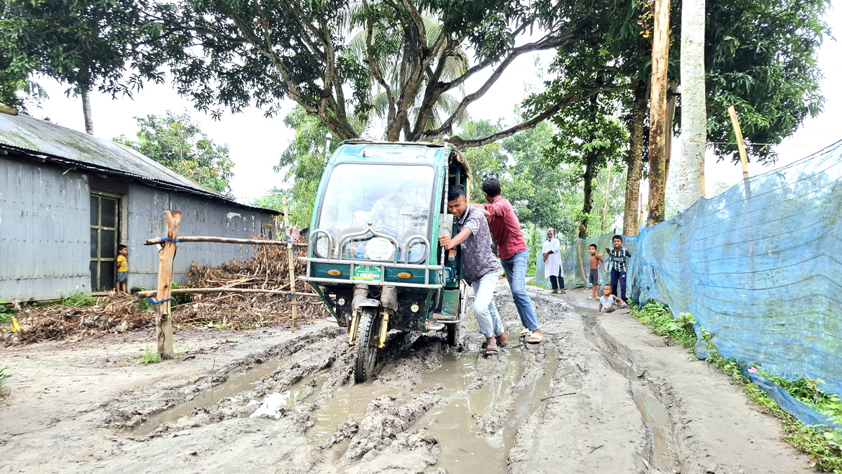 সকালের শহরমুখী যাত্রায় এক অটোরিকশা চালক আটকে গেলেন মাঝপথেই।      ছবি- রূপালী বাংলাদেশ