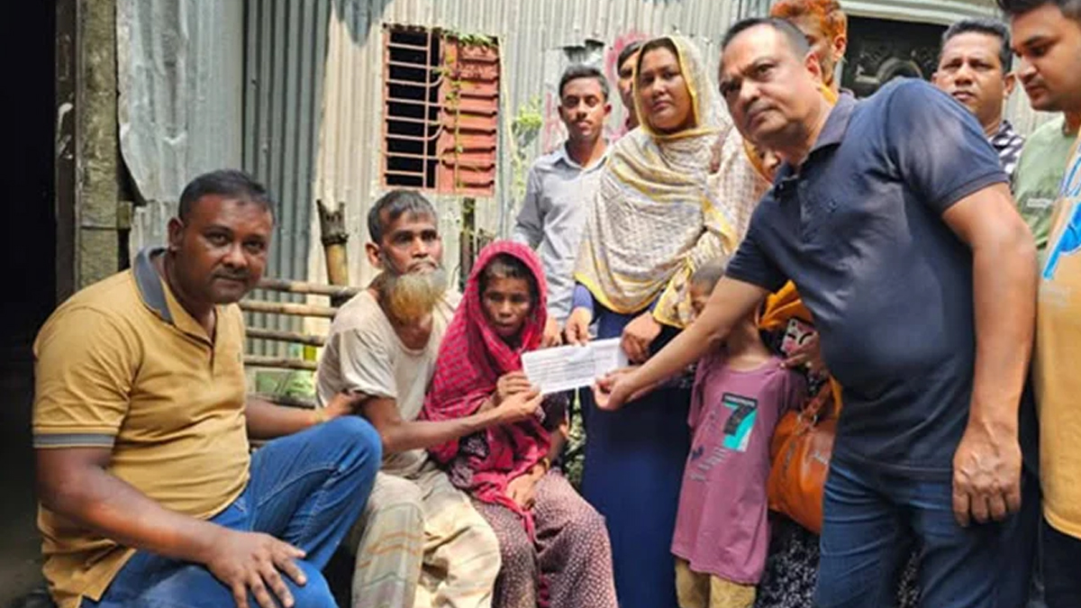 সাবেক সংসদ সদস্য মাহমুদুল হক রুবেলের পক্ষ থেকে ক্ষতিগ্রস্ত নারীর হাতে ১০ হাজার টাকা সহায়তা তুলে দেওয়া হয়।  ছবি- রূপালী বাংলাদেশ