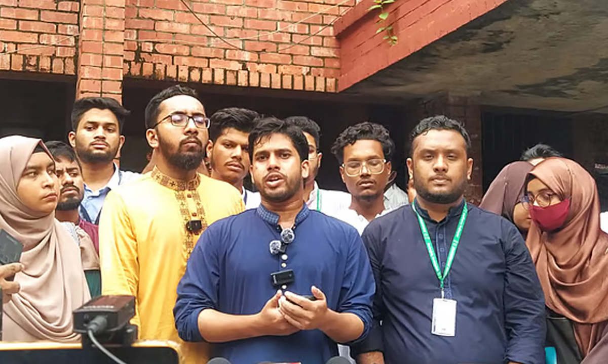 প্রেস ব্রিফিংয়ে কথা বলছেন ছাত্রশিবিরের ভিপি প্রার্থী আরিফ উল্লাহ। ছবি- সংগৃহীত