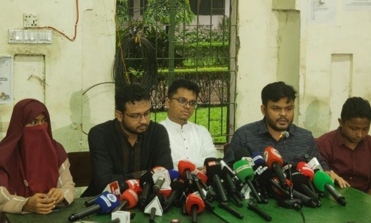 সংবাদ সম্মেলনে কথা বলছেন ঢাবি শিবির। ছবি- সংগৃহীত