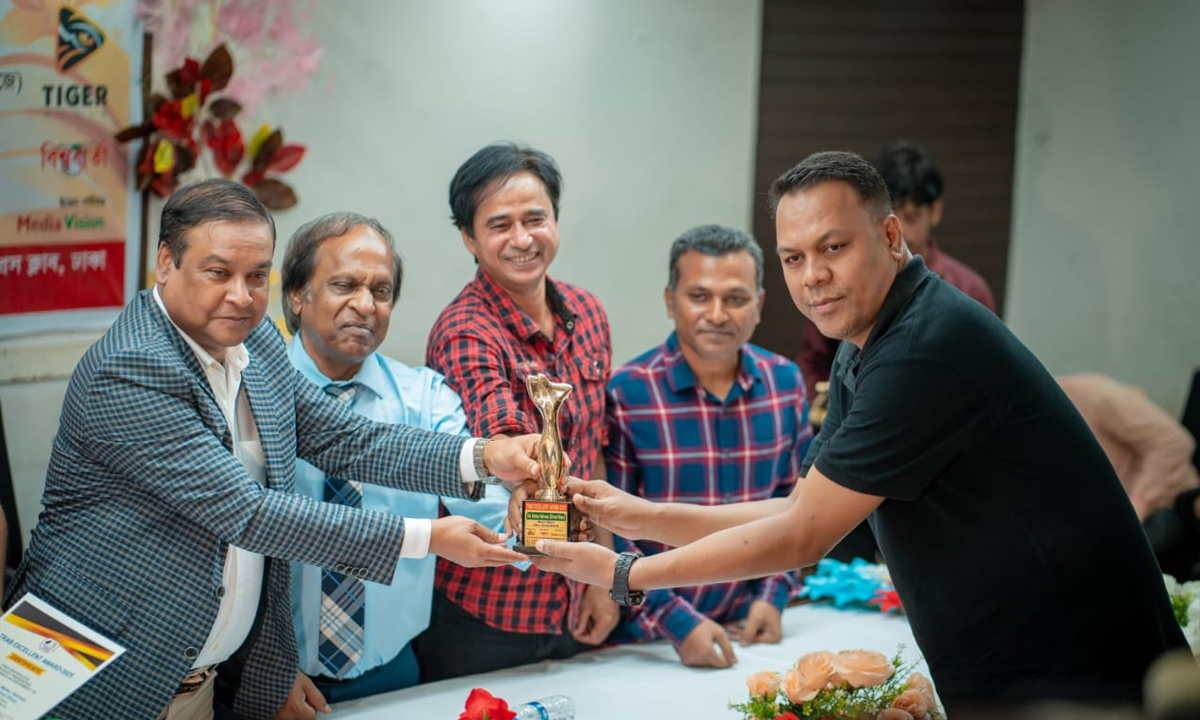 পুরস্কার গ্রহণ করছেন শিমুল খান। ছবি- রূপালী বাংলাদেশ