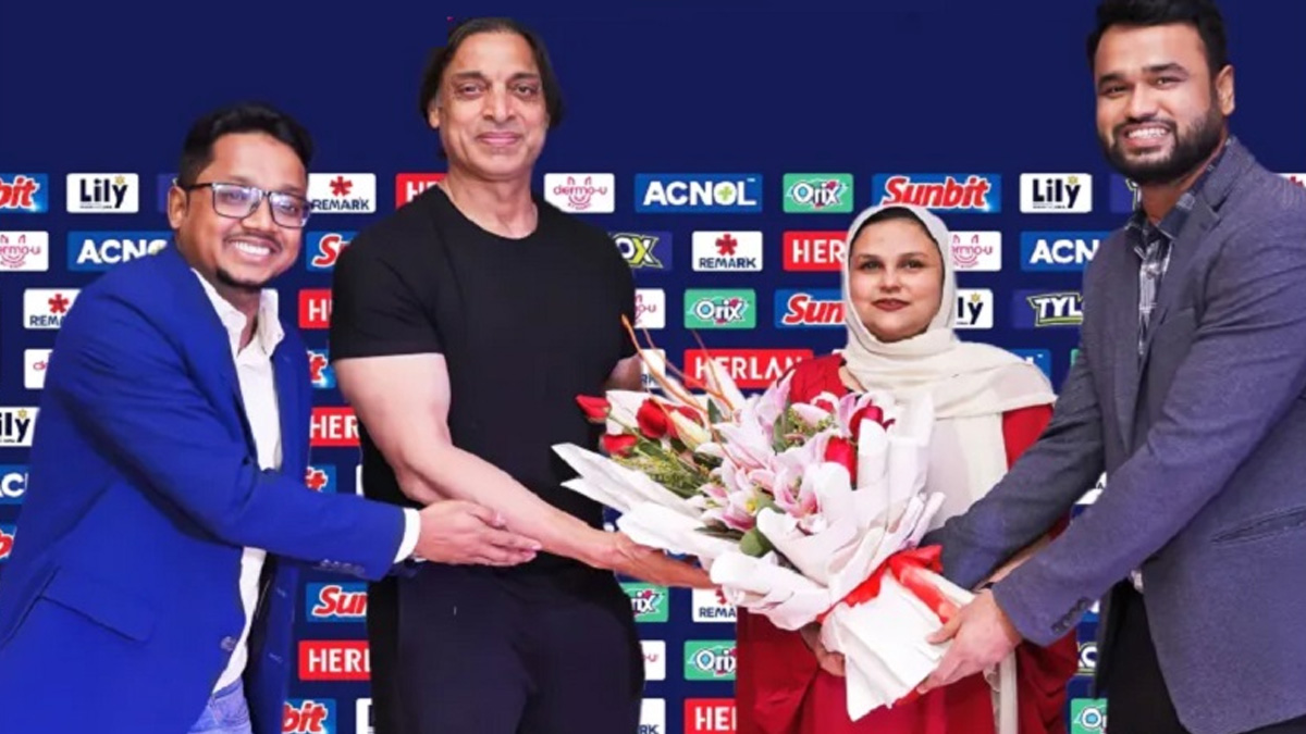 ভোরে ঢাকায় পা দিয়েছেন পাকিস্তানের সাবেক এই গতি তারকা।     ছবি- সংগৃহীত