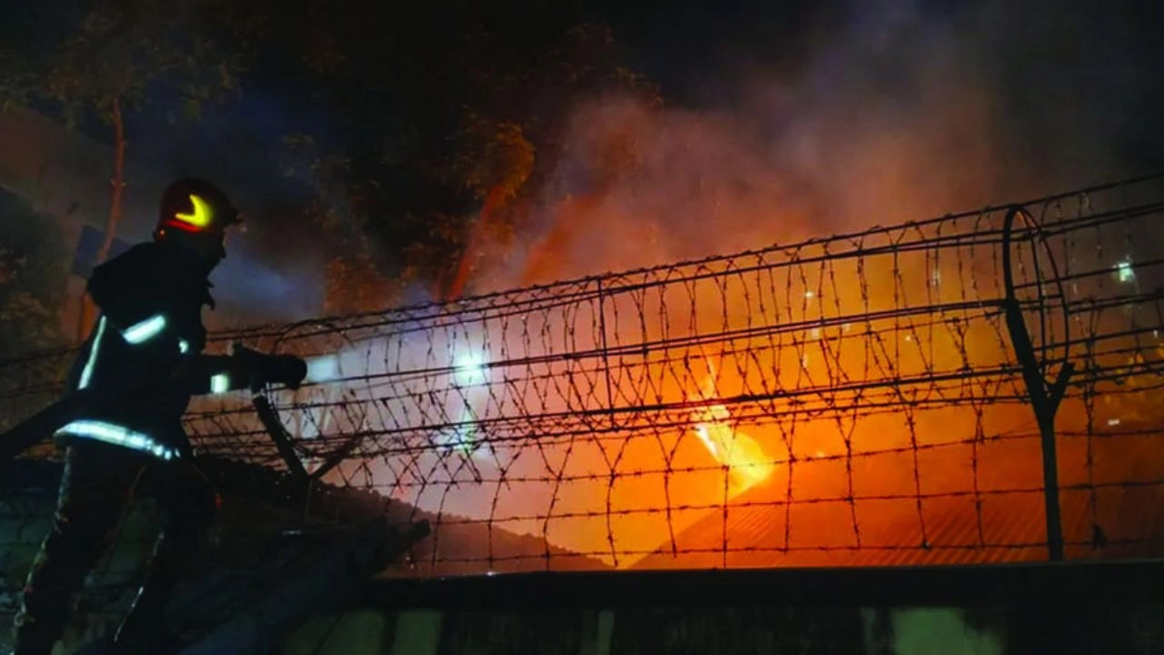 সিলেটে বিটিসিএলের পরিত্যক্ত গুদামে আগুন