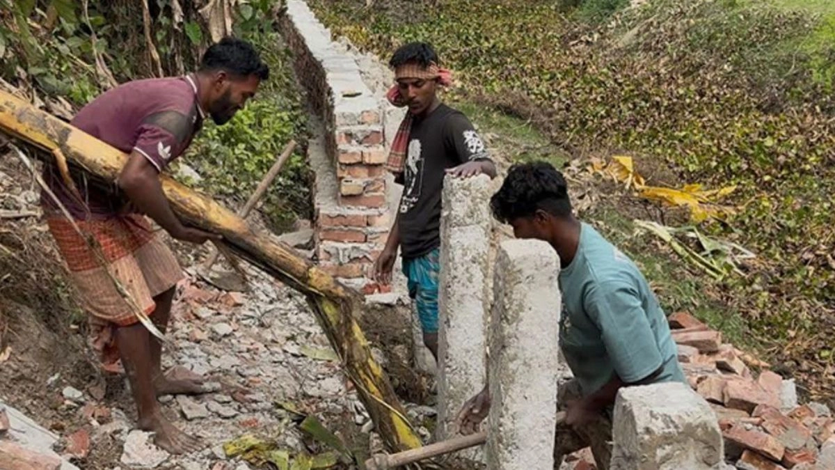 সড়ক নির্মাণে গাঁথুনির নিচে ব্যবহার করা হচ্ছে কলাগাছ। ছবি : সংগৃহীত