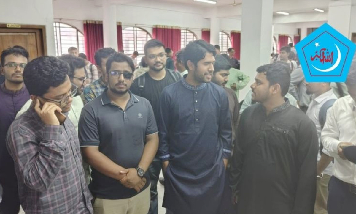 ডাকসুর মনোনয়ন ফরম তুলতে সিনেটে  ইসলামী ছাত্রশিবিরের প্যানেলের প্রার্থীরা। ছবি- সংগৃহীত
