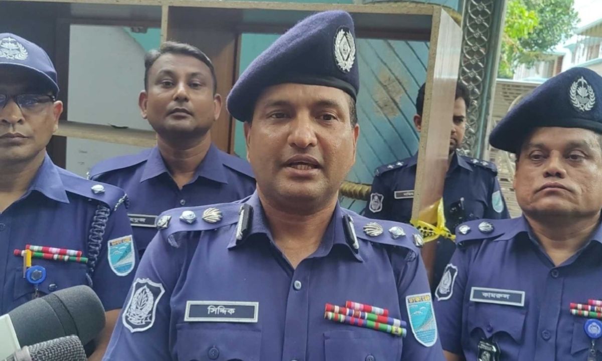 সাংবাদিকদের সঙ্গে কথা বলেন ঢাকা রেঞ্জের অতিরিক্ত ডিআইজি মো. সিদ্দিকুর রহমান। ছবি- রূপালী বাংলাদেশ