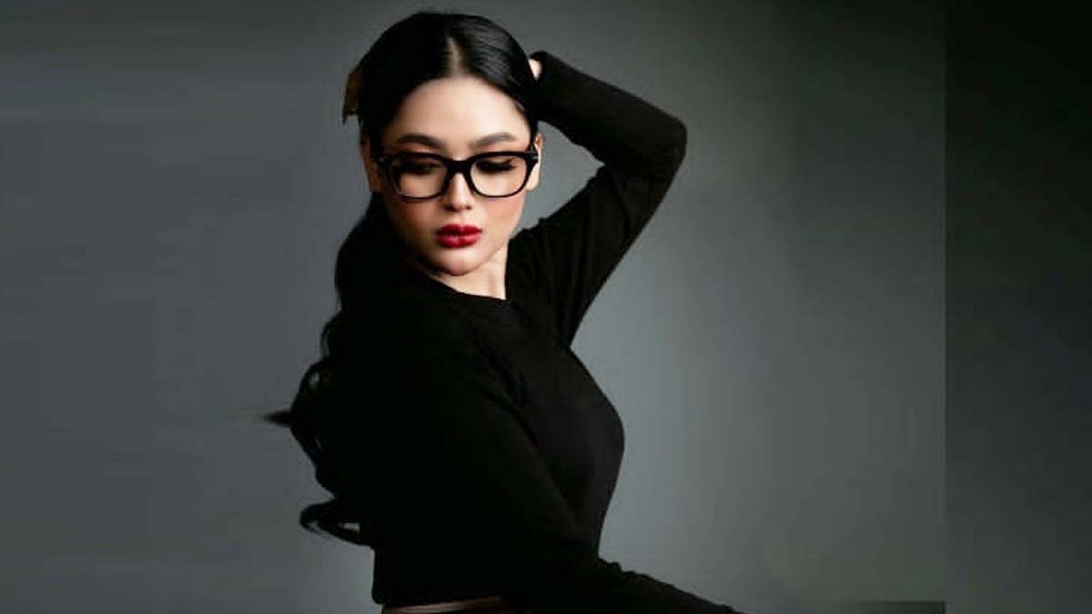 মডেল ও লেখিকা সিফাত নুসরাত। ছবি- রূপালী বাংলাদেশ