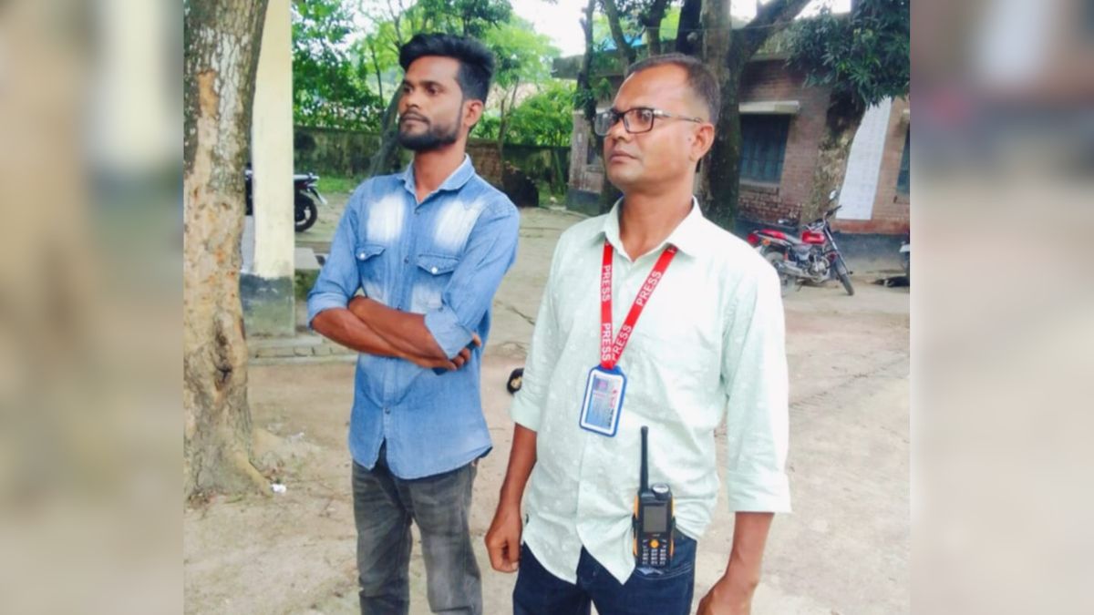 সিংড়ায় সাংবাদিক পরিচয়ে চাঁদাবাজির সময় আটক দুই ভাই। ছবি- রূপালী বাংলাদেশ